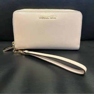 Like new Michael Kors Jet Set Multifunction Wallet